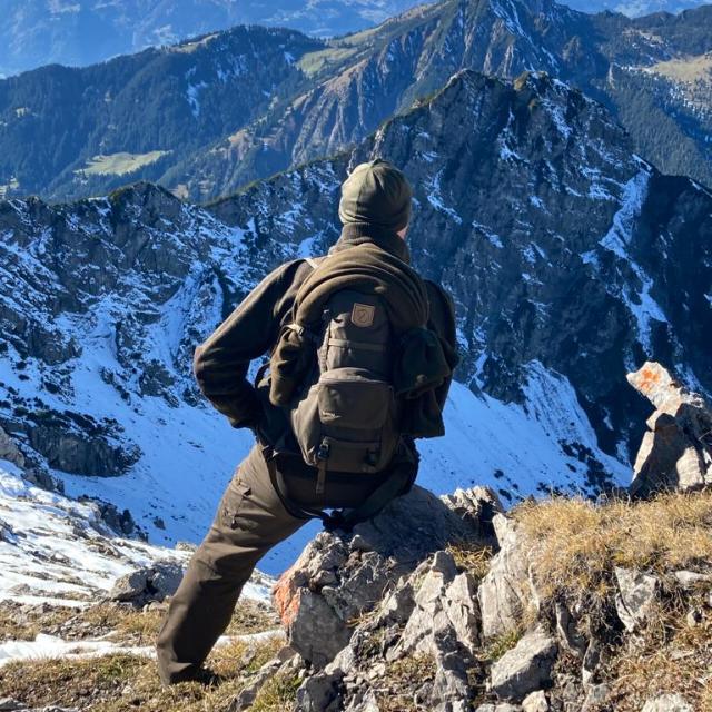 Blick über eine verschneite Berglandschaft in Liechtenstein